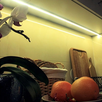 Kuhinjski pult lahko enostavno osvetlite z LED trakom
