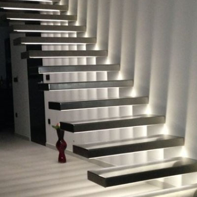 Montaža osvetlitve po meri pod stopnicami