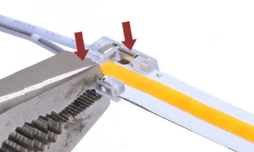 Montaža konektorja za COB LED trak 2. korak